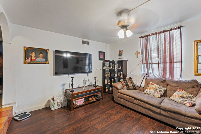 Listing photo id 0 for 170 De Chantle Apt 1