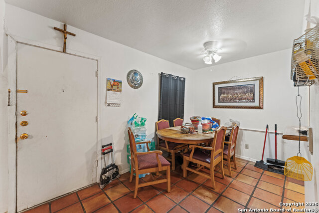 Listing photo id 2 for 170 De Chantle Apt 1
