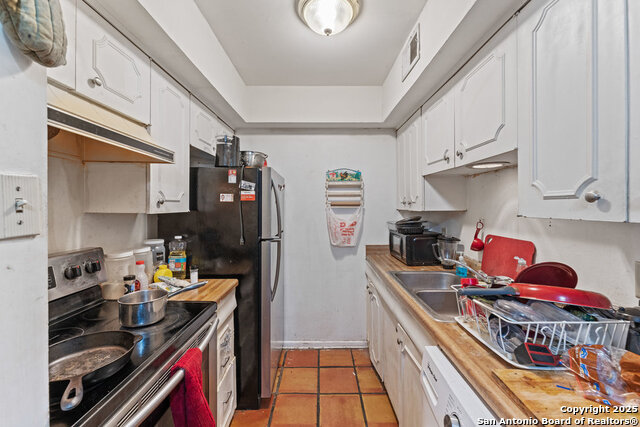 Listing photo id 4 for 170 De Chantle Apt 1