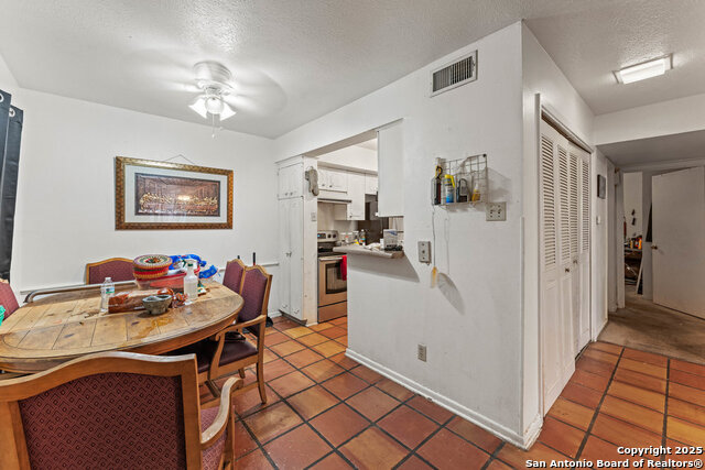 Listing photo id 5 for 170 De Chantle Apt 1