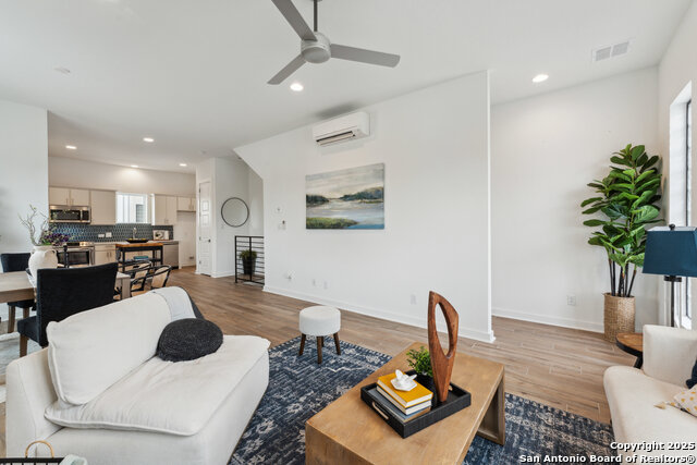 Image 3 of 23 For 1735 Gramercy W Unit