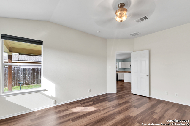 Listing photo id 13 for 603 Starling Creek