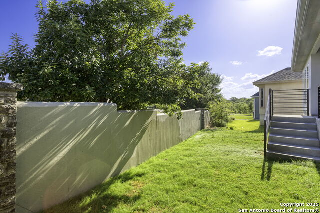 Listing photo id 19 for 1901 Chateau