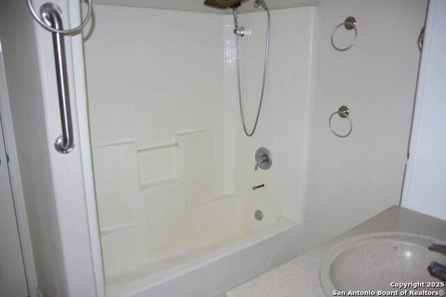 Image 12 of 17 For 909 San Antonio