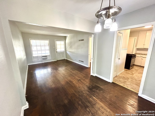 Image 4 of 10 For 2431 Cincinnati Av  1