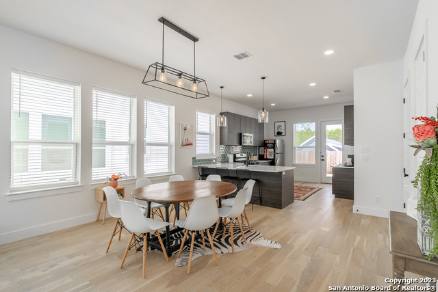 Listing photo id 11 for 719 Eleanor #101