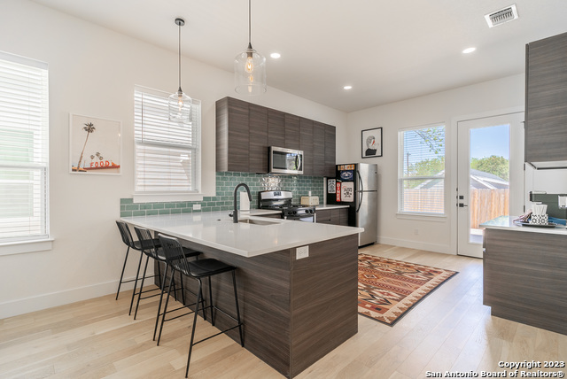 Listing photo id 13 for 719 Eleanor #101