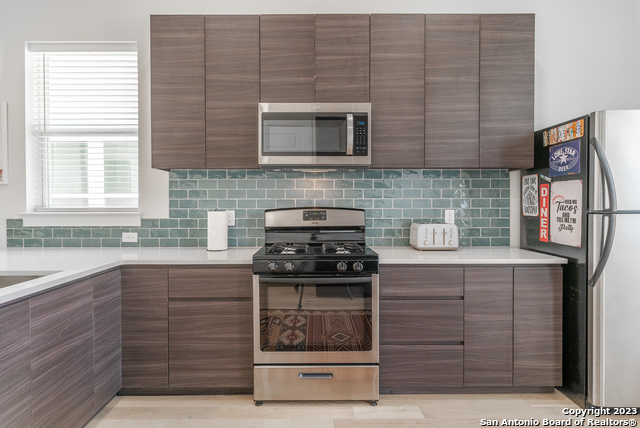 Listing photo id 15 for 719 Eleanor #101