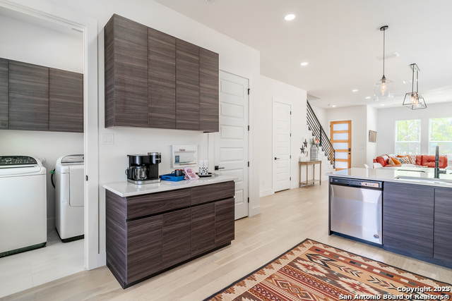Listing photo id 17 for 719 Eleanor #101