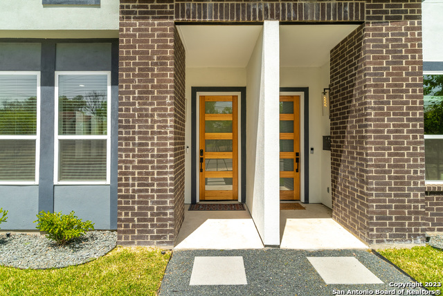 Listing photo id 0 for 719 Eleanor #101