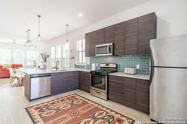 Listing photo id 18 for 719 Eleanor #101
