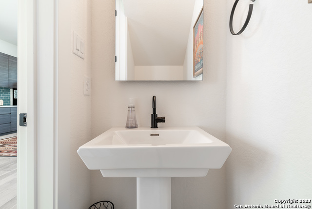Listing photo id 22 for 719 Eleanor #101