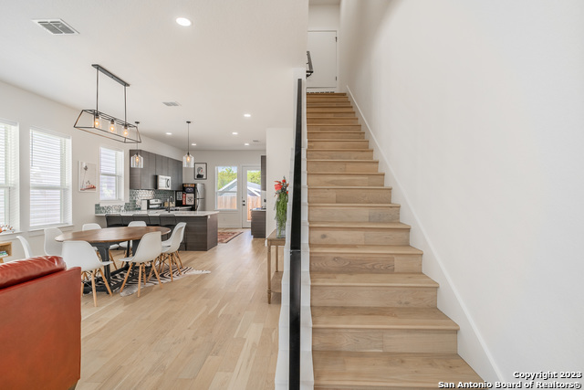 Listing photo id 1 for 719 Eleanor #101