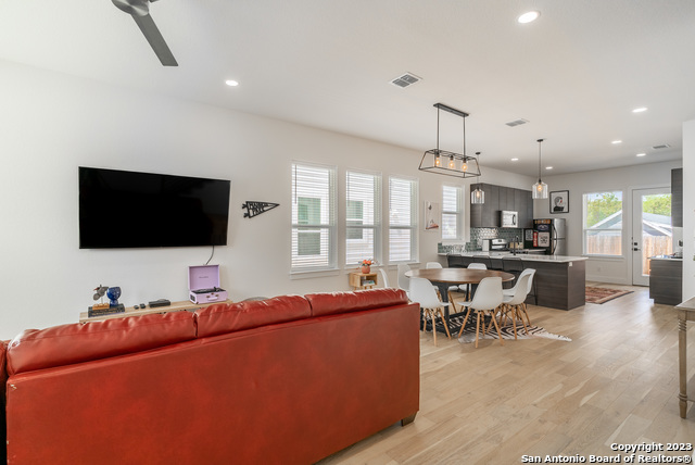 Listing photo id 2 for 719 Eleanor #101