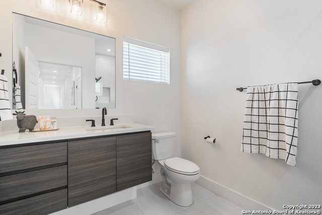 Listing photo id 39 for 719 Eleanor #101