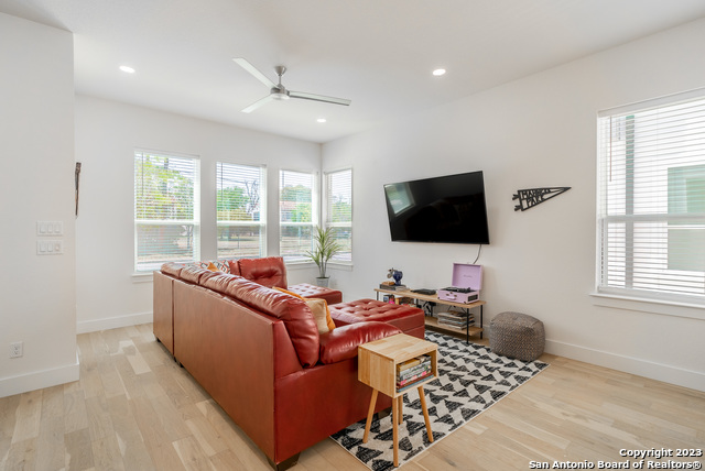 Listing photo id 3 for 719 Eleanor #101