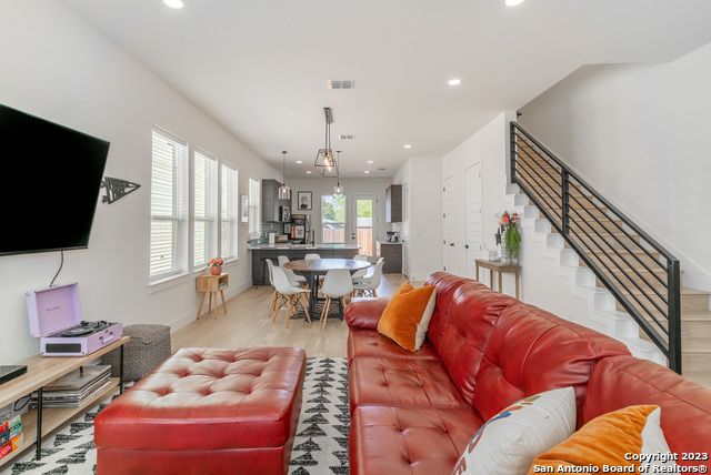 Listing photo id 4 for 719 Eleanor #101