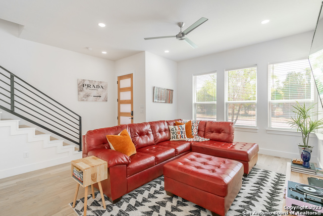 Listing photo id 6 for 719 Eleanor #101