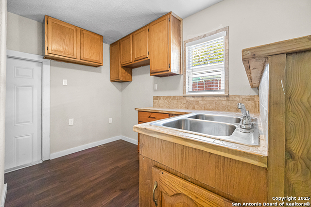 Listing photo id 8 for 2214 Laurel St W