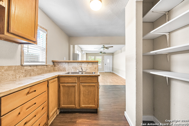 Listing photo id 9 for 2214 Laurel St W