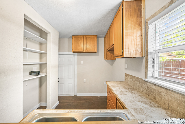 Listing photo id 10 for 2214 Laurel St W