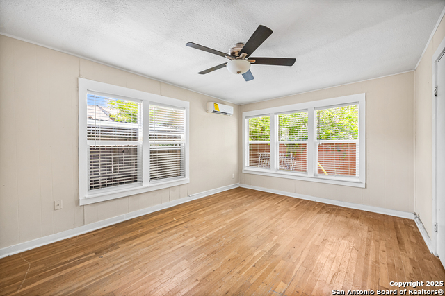 Listing photo id 11 for 2214 Laurel St W