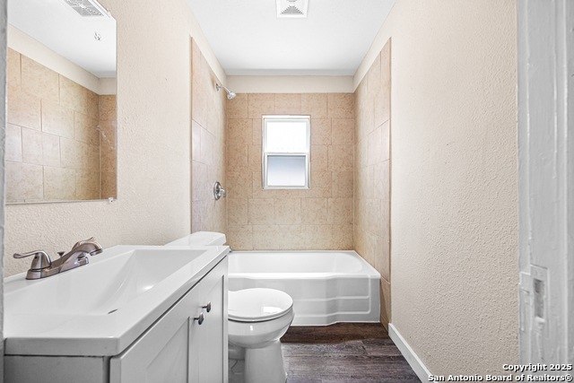 Listing photo id 13 for 2214 Laurel St W