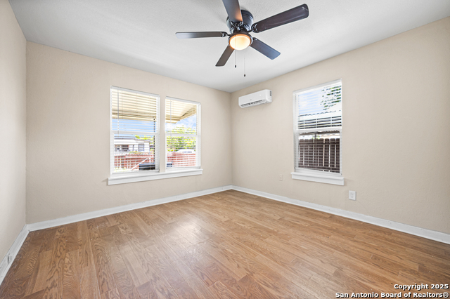 Listing photo id 14 for 2214 Laurel St W