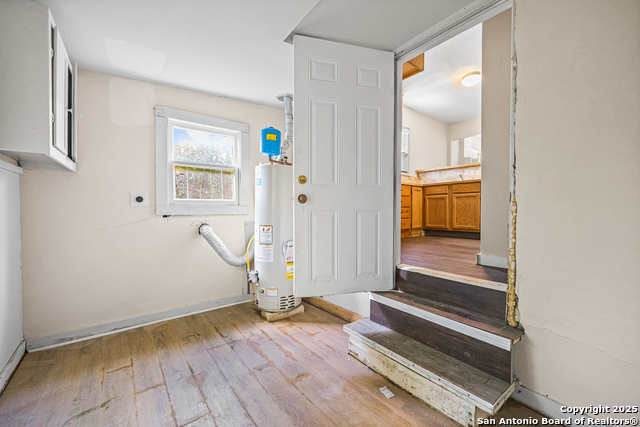 Listing photo id 15 for 2214 Laurel St W