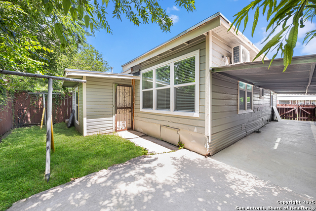Listing photo id 17 for 2214 Laurel St W