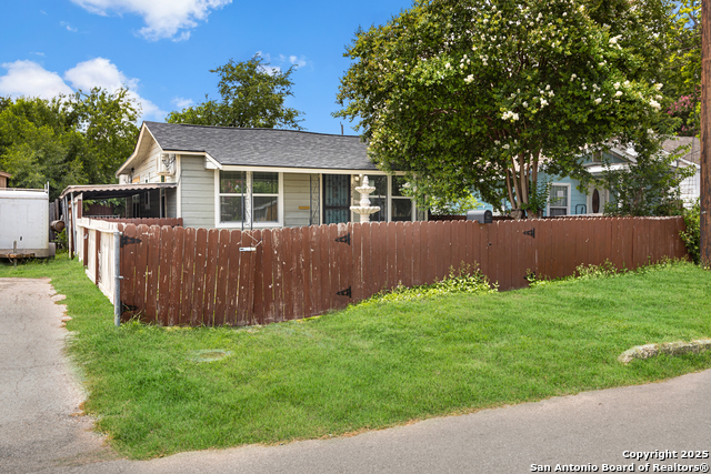 Listing photo id 0 for 2214 Laurel St W