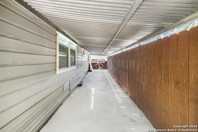 Listing photo id 18 for 2214 Laurel St W