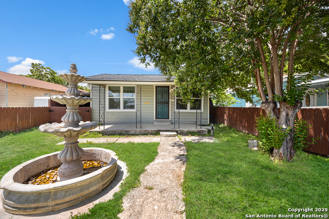 Listing photo id 1 for 2214 Laurel St W