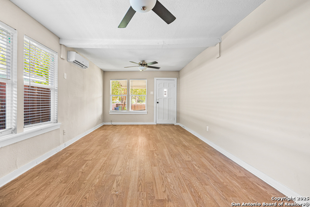 Listing photo id 5 for 2214 Laurel St W