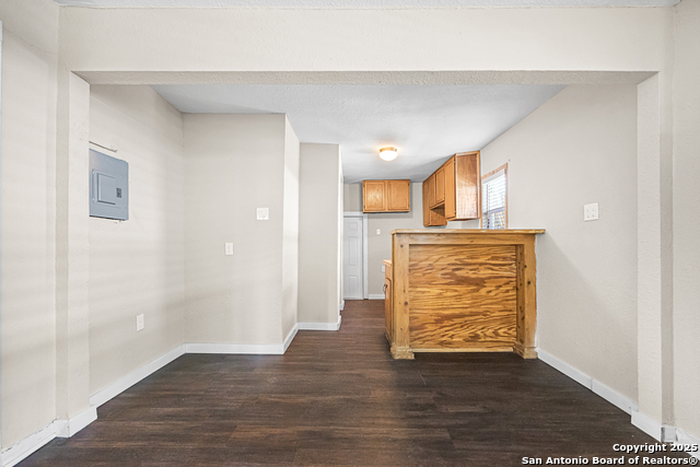 Listing photo id 7 for 2214 Laurel St W