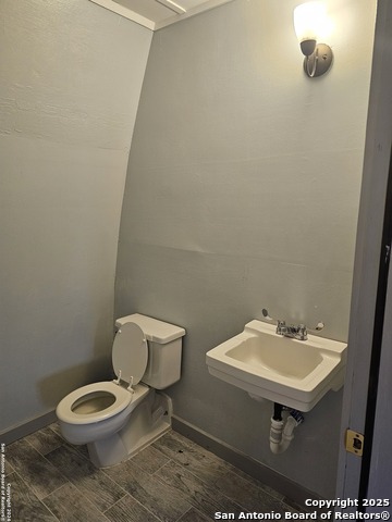 Listing photo id 7 for 2720 Old Uvalde Road