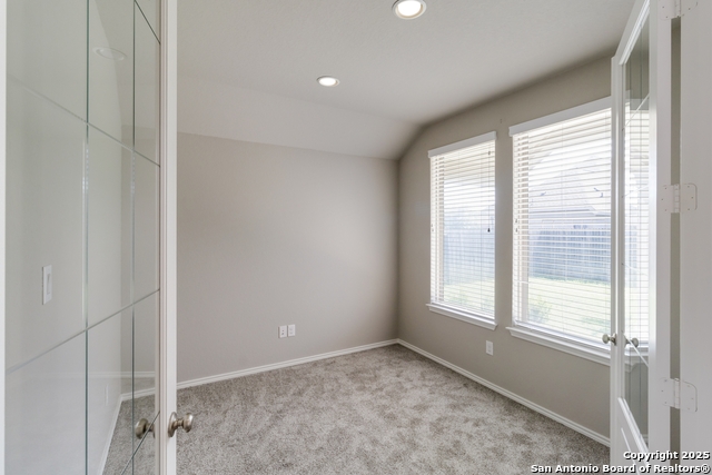 Listing photo id 15 for 2964 Grove Terrace