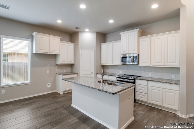 Listing photo id 2 for 2964 Grove Terrace