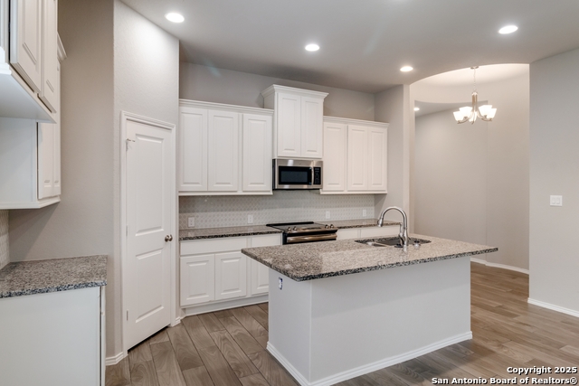 Listing photo id 3 for 2964 Grove Terrace