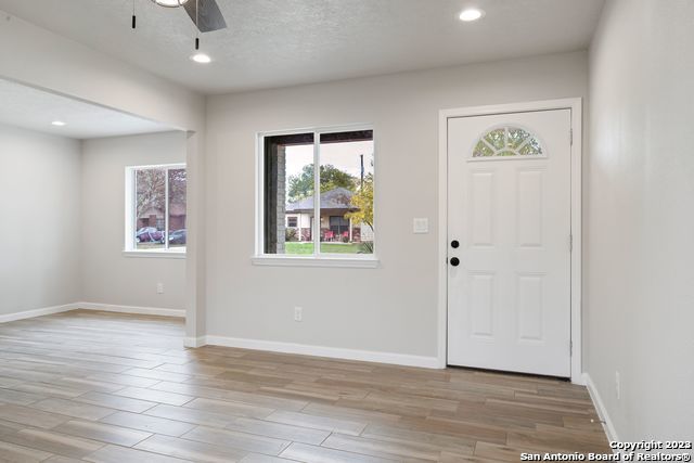 Image 3 of 18 For 1531 Lahn Rd