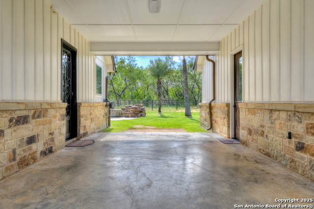 Listing photo id 9 for 21151 Hickman
