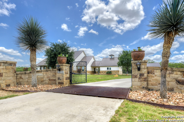 Listing photo id 1 for 21151 Hickman