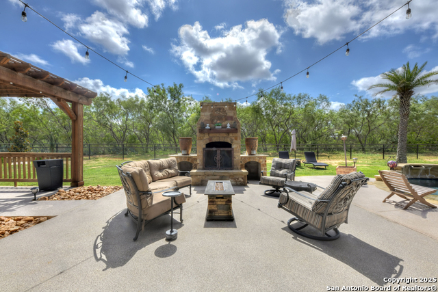 Listing photo id 31 for 21151 Hickman