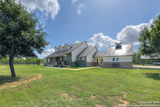 Listing photo id 5 for 21151 Hickman
