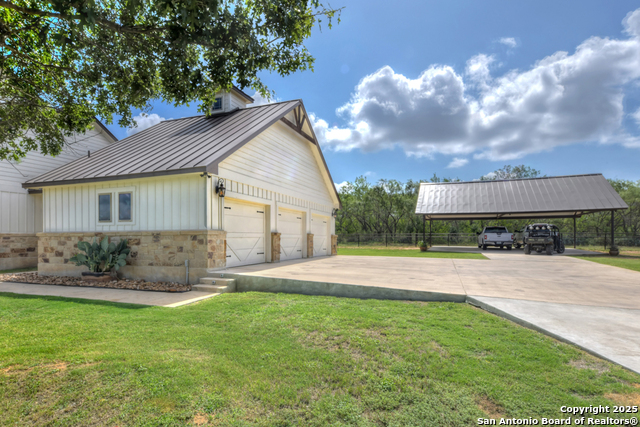 Listing photo id 6 for 21151 Hickman