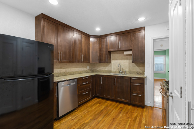 Image 8 of 38 For 237 Wellesley Blvd.