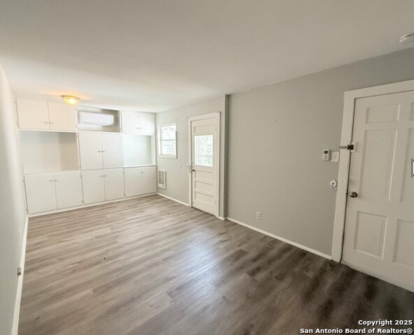 Listing photo id 0 for 331 Rosewood Ave E Apart