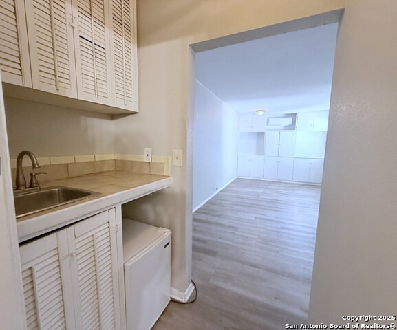 Listing photo id 2 for 331 Rosewood Ave E Apart