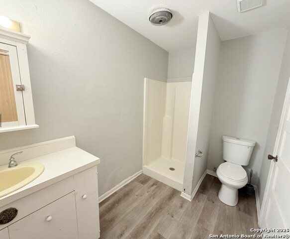 Listing photo id 3 for 331 Rosewood Ave E Apart