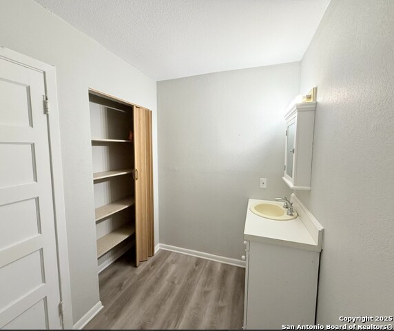 Listing photo id 4 for 331 Rosewood Ave E Apart